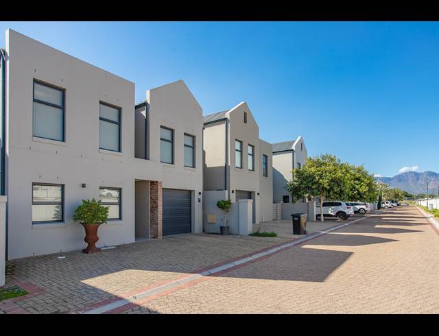 3 BEDROOM FREEHOLD FOR SALE IN KLEINE PARYS 2